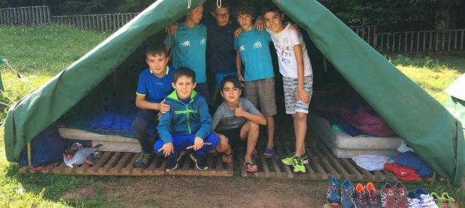 Los alevines han estado de acampada en el Camping Selva de Oza.