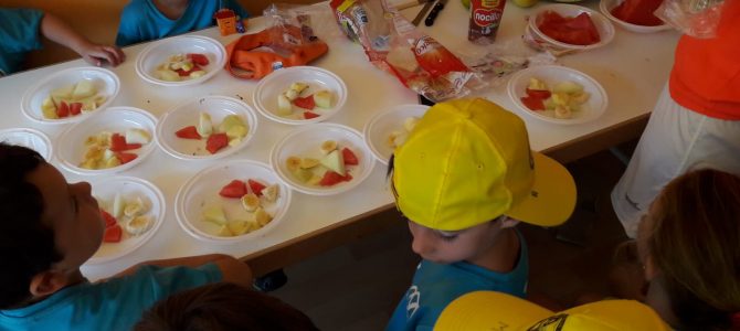 ¡LOS PREBENJAMINES HICIMOS BROCHETAS DE FRUTA!