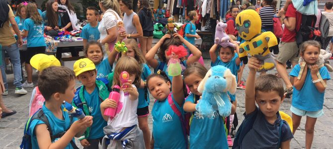 Los prebenjamines disfrutan en la sexta semana de la escuela de verano de Jaca.