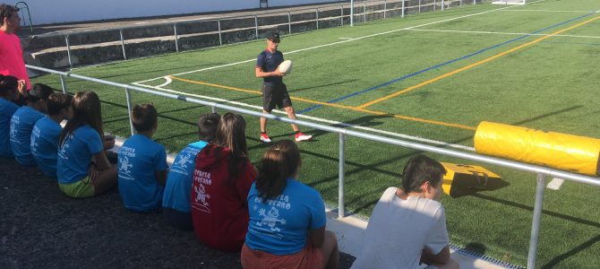 Los infantiles de la escuela realizan un taller de rugby.